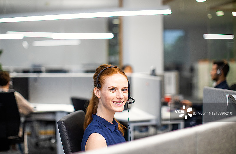 在办公室工作的客户服务人员的肖像图片素材