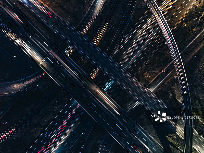 高峰时段立交桥和城市交通的空中鸟瞰图图片素材