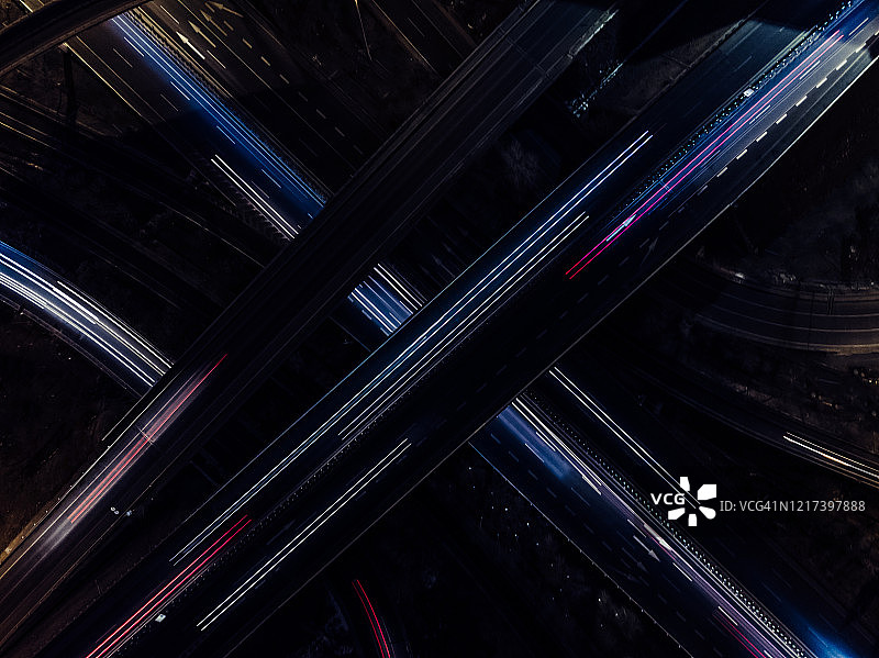 高峰时段立交桥和城市交通的空中鸟瞰图图片素材