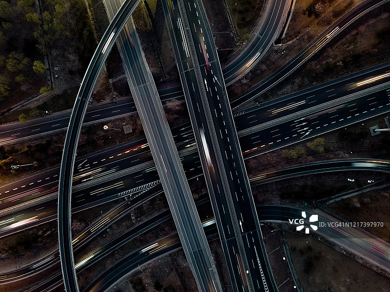 高峰时段立交桥和城市交通的空中鸟瞰图图片素材