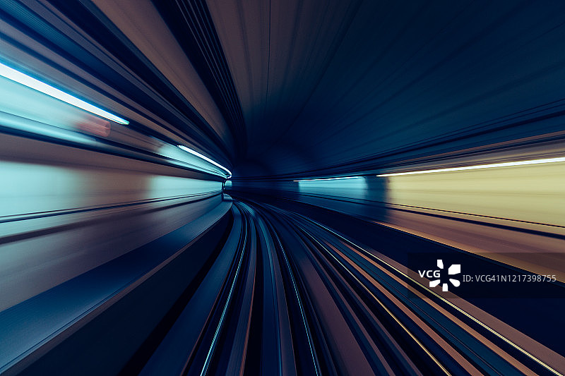 迪拜地铁列车穿梭隧道图片素材
