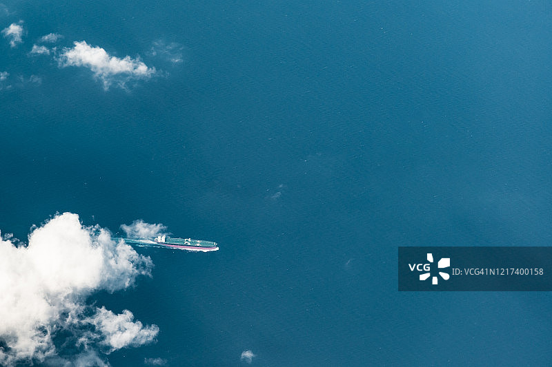 海上的集装箱船航拍图图片素材