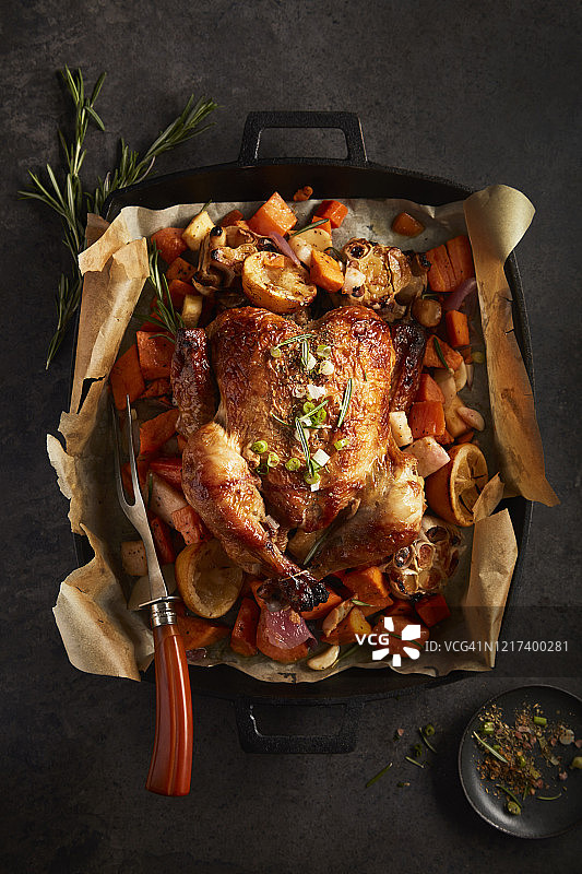 香烤鸡肉配红薯和大蒜柠檬图片素材