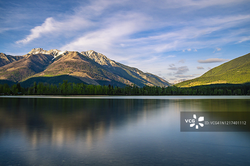 不列颠哥伦比亚省白天鹅湖倒影图片素材