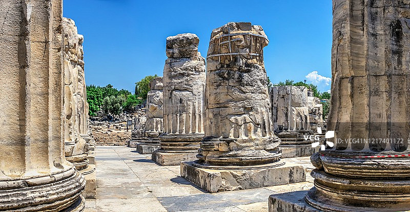土耳其迪迪马阿波罗神庙的柱基图片素材