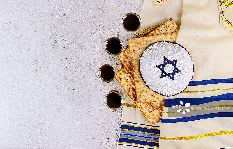 逾越节酵母面包和犹太节日餐桌上的四杯犹太洁食葡萄酒图片素材