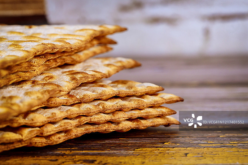 犹太家庭庆祝逾越节无酵饼图片素材