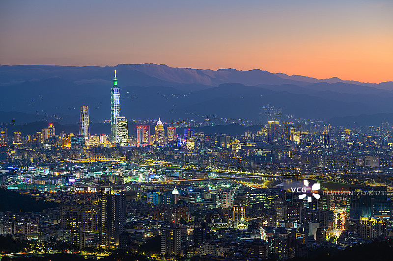 中国台湾台北市黄昏城市景观图片素材