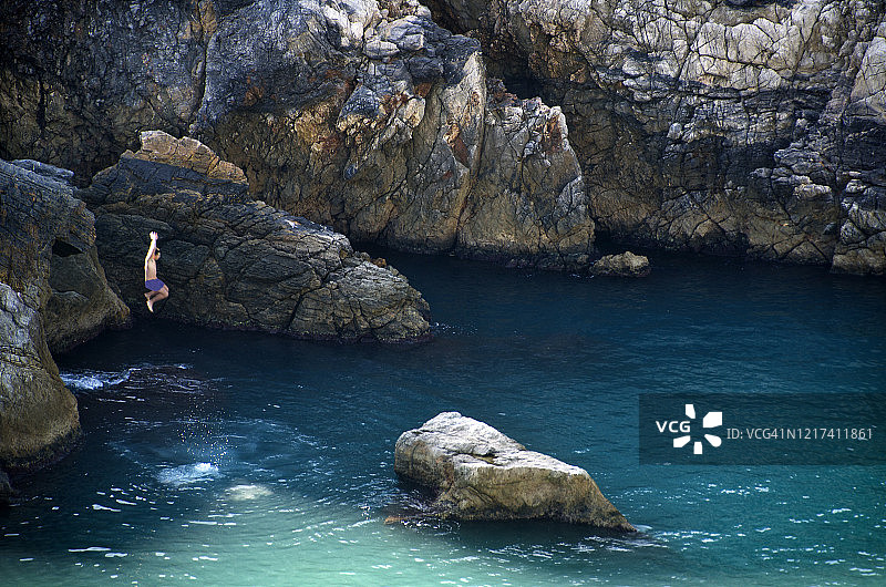 在意大利韦内雷港的悬崖跳跃者图片素材