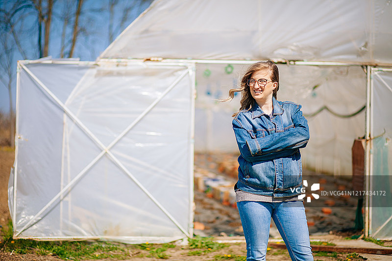 站在温室前的女人图片素材