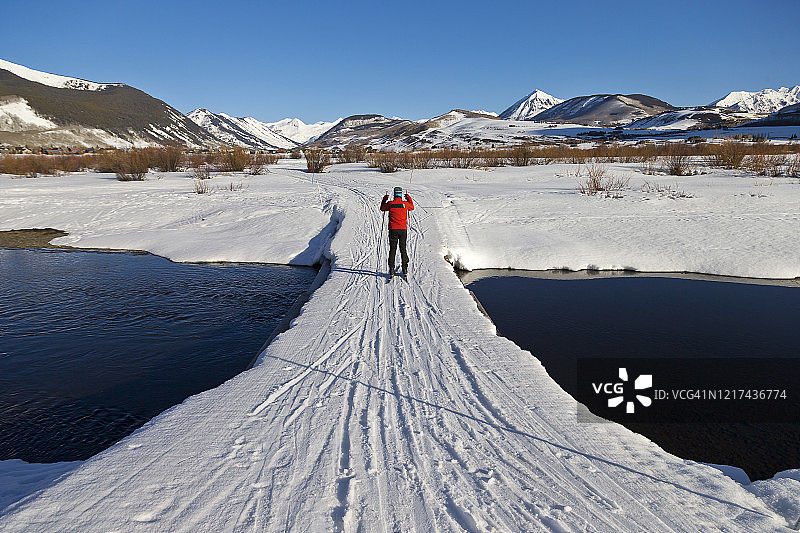 春季越野滑雪图片素材