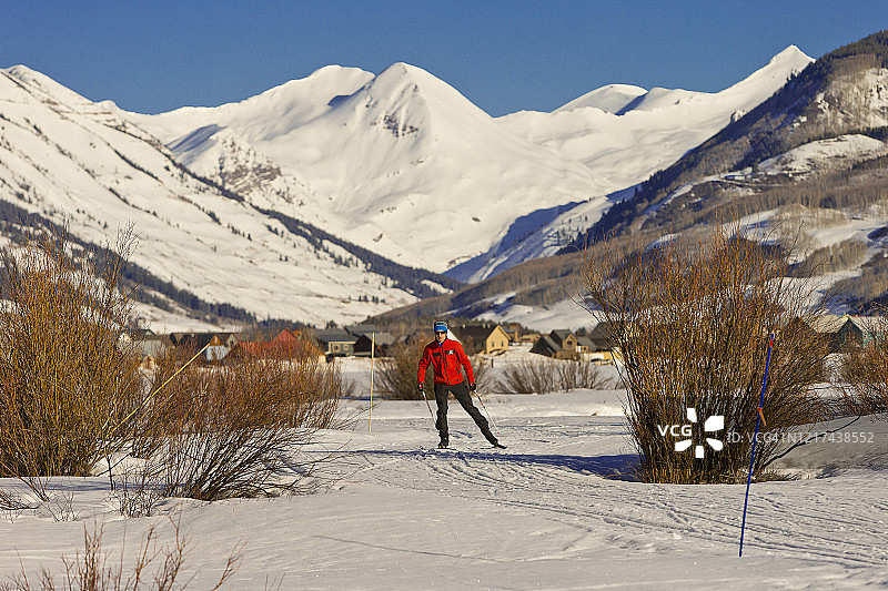 春季越野滑雪图片素材