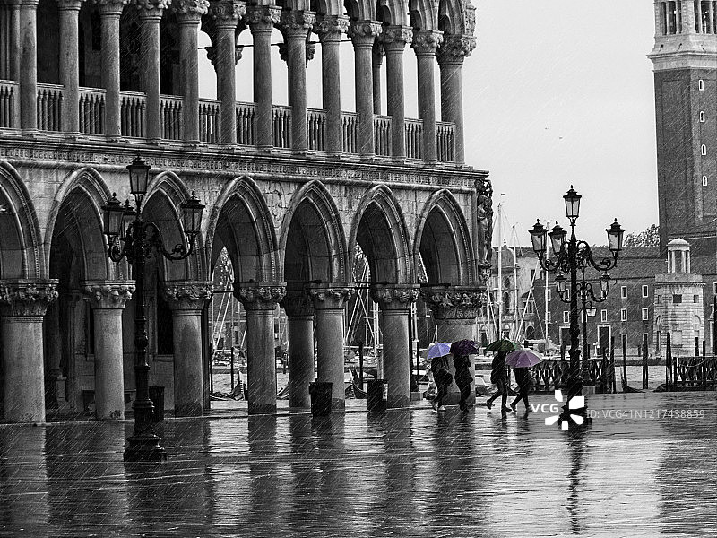 雨中的圣马可广场一角图片素材