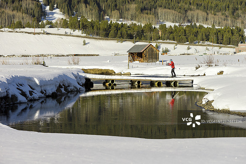 春季越野滑雪图片素材