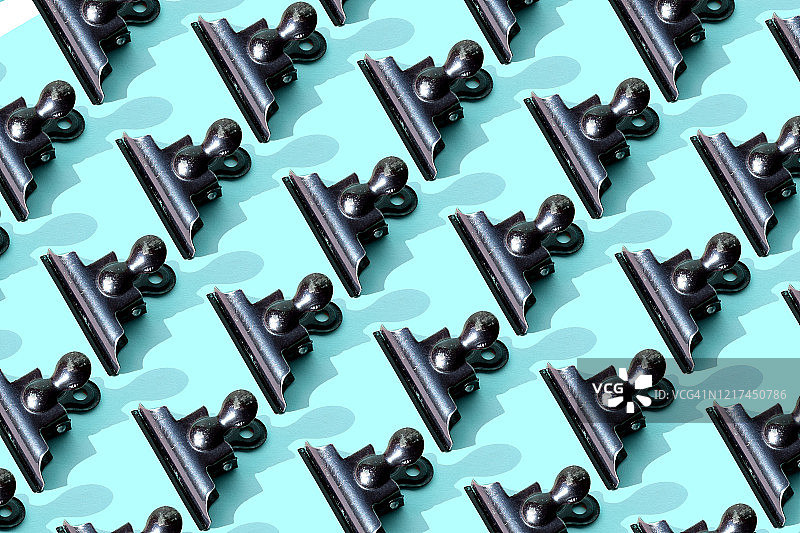蓝色背景上重复的夹子图片素材
