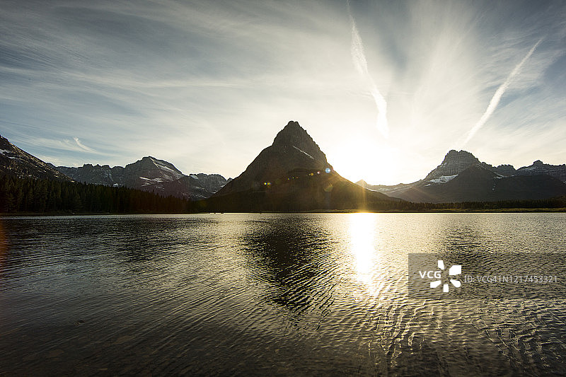 冰川国家公园斯威夫特卡伦特湖风光图片素材