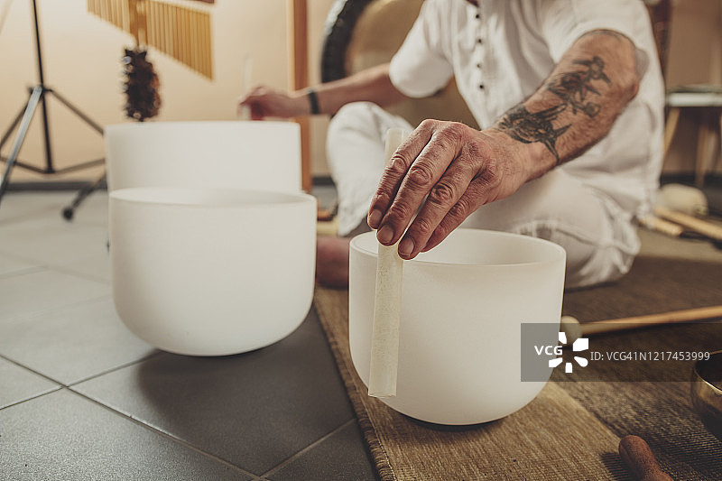 演奏水晶钵的男人图片素材