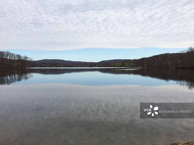 湖泊、天空和云彩图片素材
