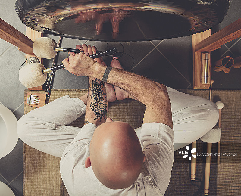 成年男人在演奏锣图片素材