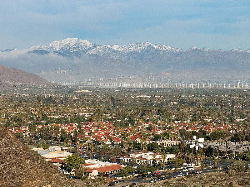棕榈泉与雪山俯瞰图图片素材