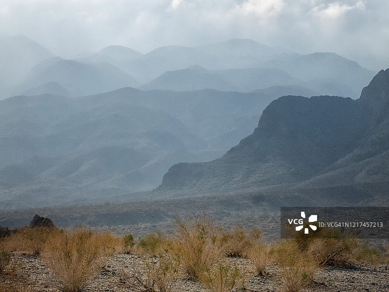 山脉上的沙漠薄雾图片素材