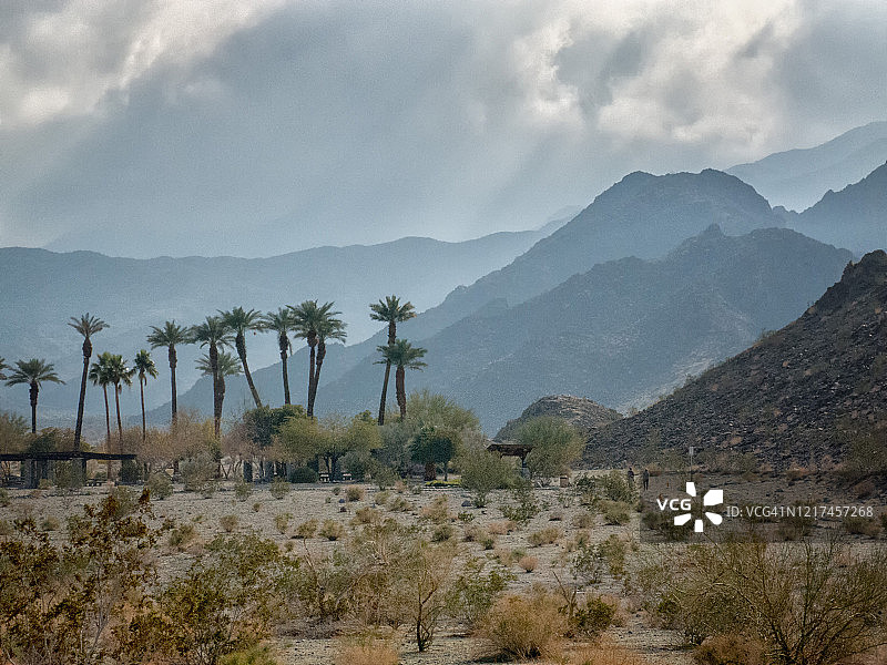 在拉昆塔海湾雨中徒步图片素材