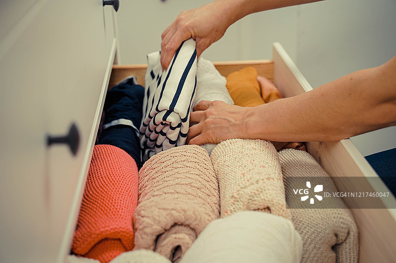 母亲做家务图片素材