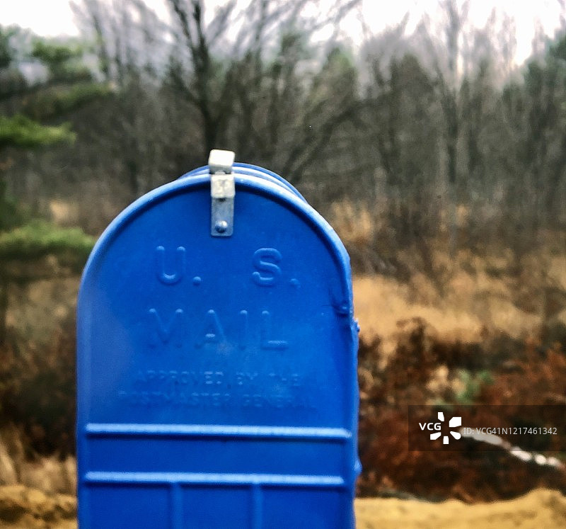 乡村道路上的蓝色美国邮政邮箱，等待重要工作人员投递邮件图片素材