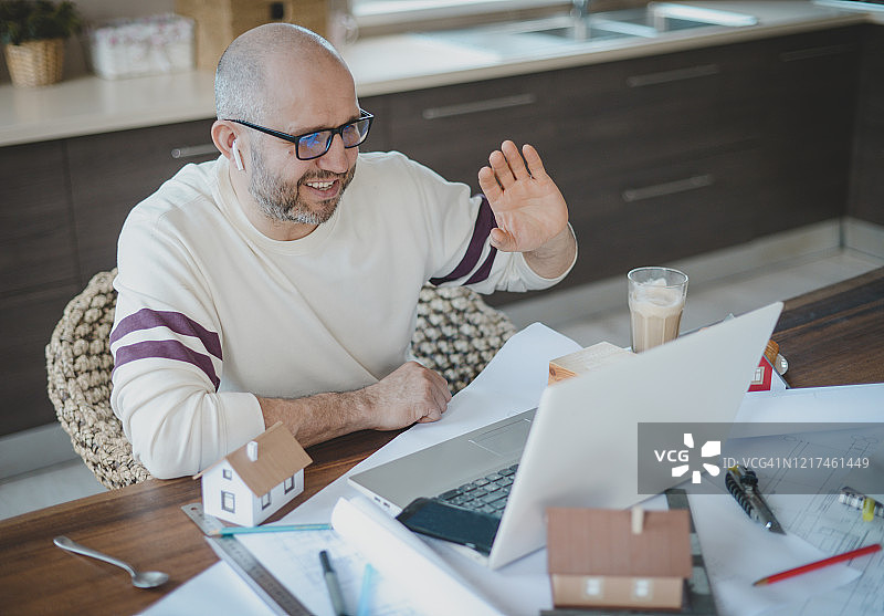 中年男人在家工作图片素材
