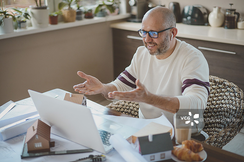 中年男人在家工作图片素材