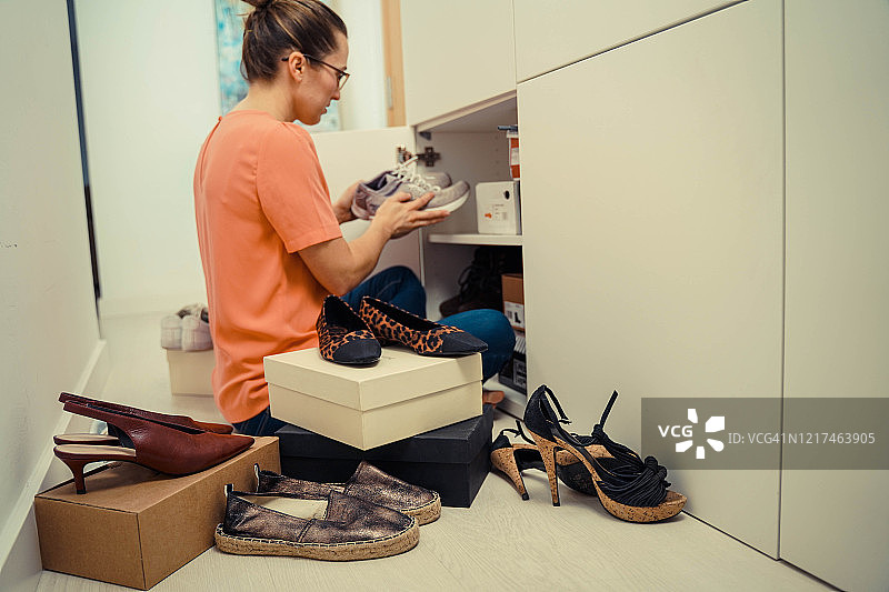 母亲做家务图片素材