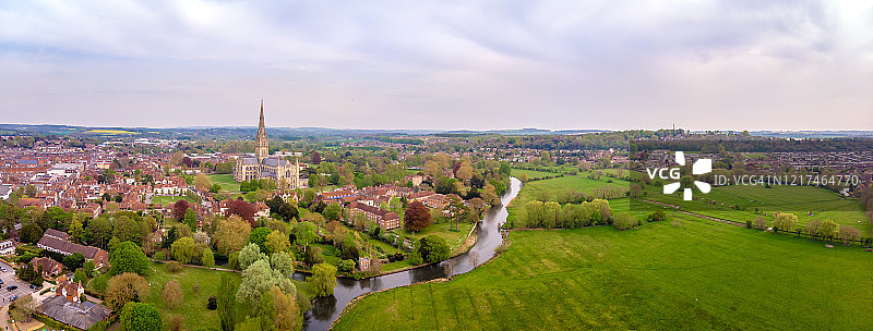 春季索尔兹伯里大教堂鸟瞰图图片素材