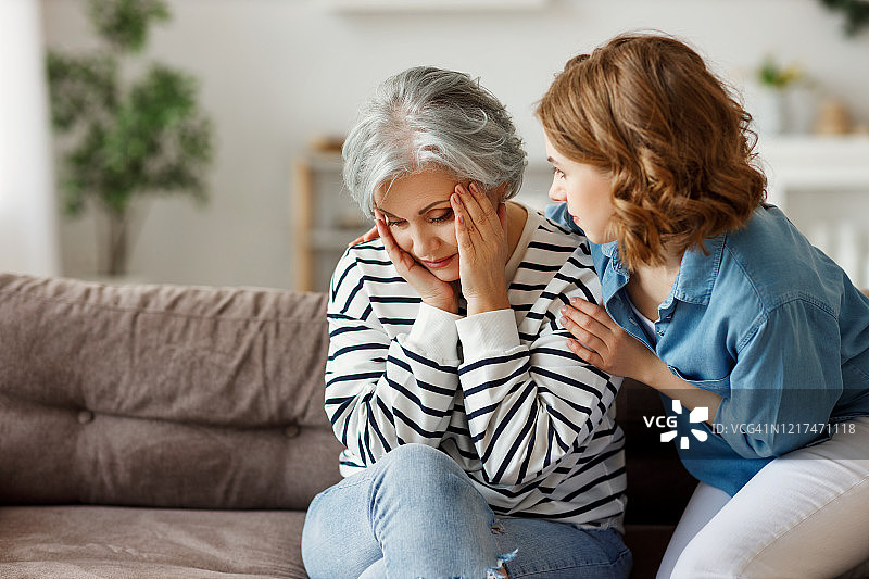 女儿安慰悲伤的母亲图片素材