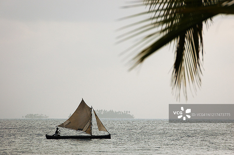 在巴拿马圣布拉斯群岛海滩上航行的三角帆船图片素材