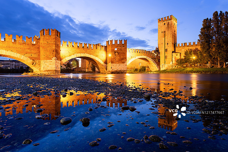 意大利维罗纳卡斯特维奇奥桥黄昏图片素材