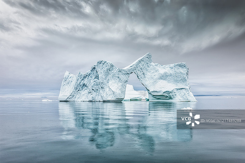 格陵兰岛伊卢利萨特湾北冰洋天然冰山拱门图片素材