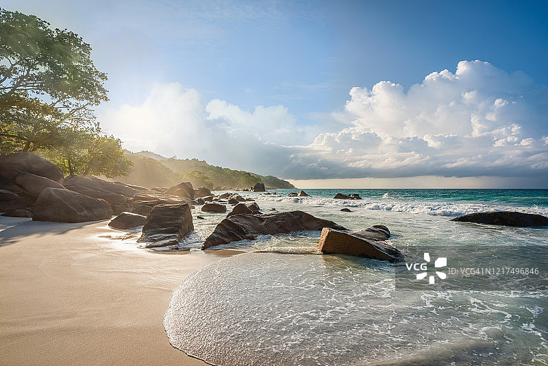 塞舌尔普拉兰岛Anse Lazio海滩日落图片素材