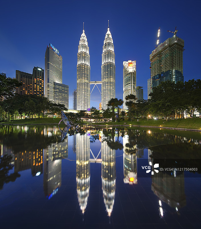 吉隆坡双子塔美丽的倒影图片素材