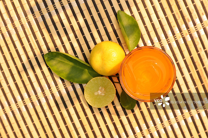 玻璃杯中的新鲜柠檬汁图片素材