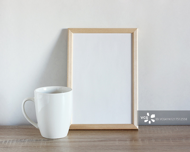 桌上空浅色木框与白色马克杯图片素材
