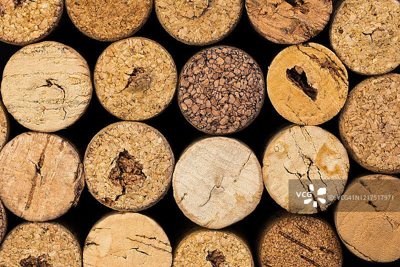 不同颜色葡萄酒的软木塞特写图片素材