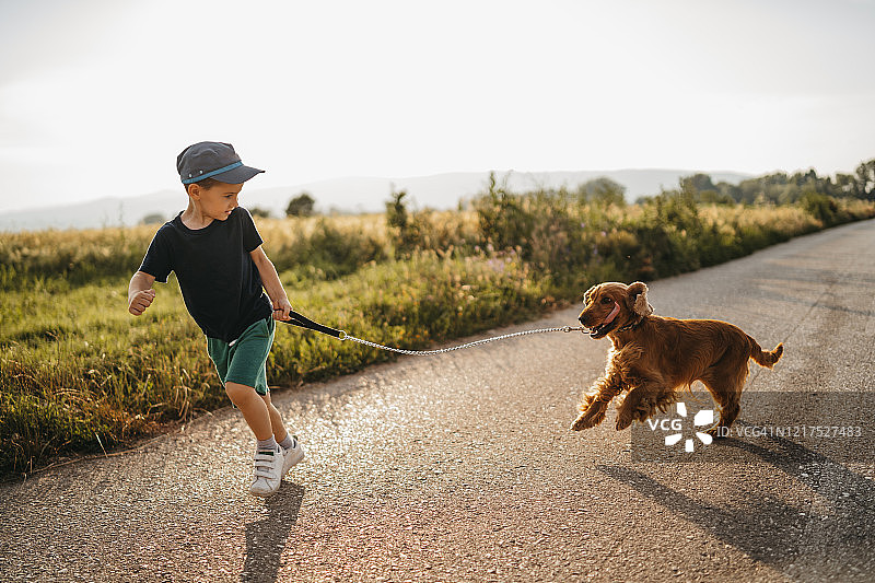 一起奔跑图片素材