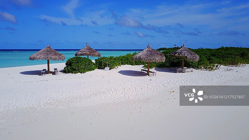 美丽白色沙滩空旷背景。马尔代夫海上的茅草伞长椅图片素材