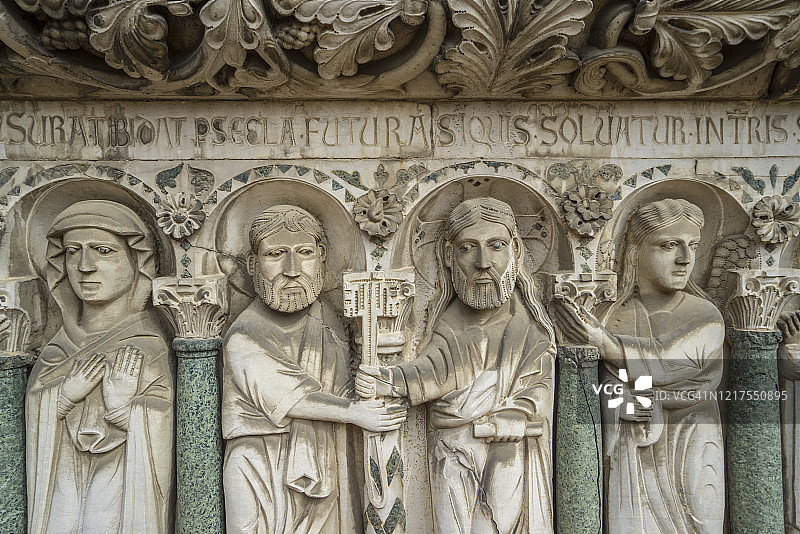 皮斯托亚圣皮尔马焦雷教堂，外墙细节图片素材