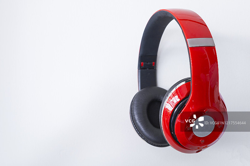 灰色背景上的白色无线耳机图片素材