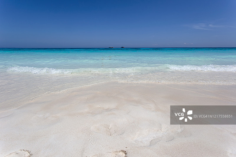 阳光明媚的日子里，达柴岛背景中的美丽热带海滩图片素材