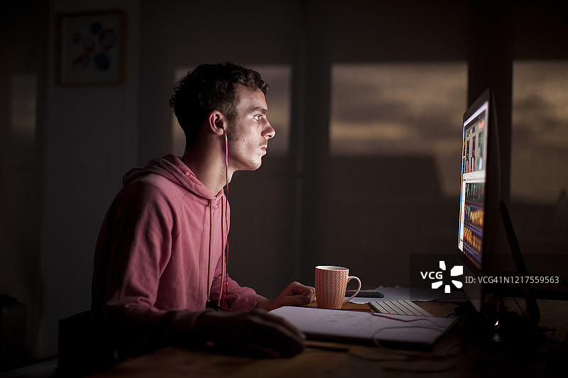 封锁期间晚上用电脑的学生图片素材