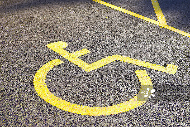 黄色残疾人停车位图片素材