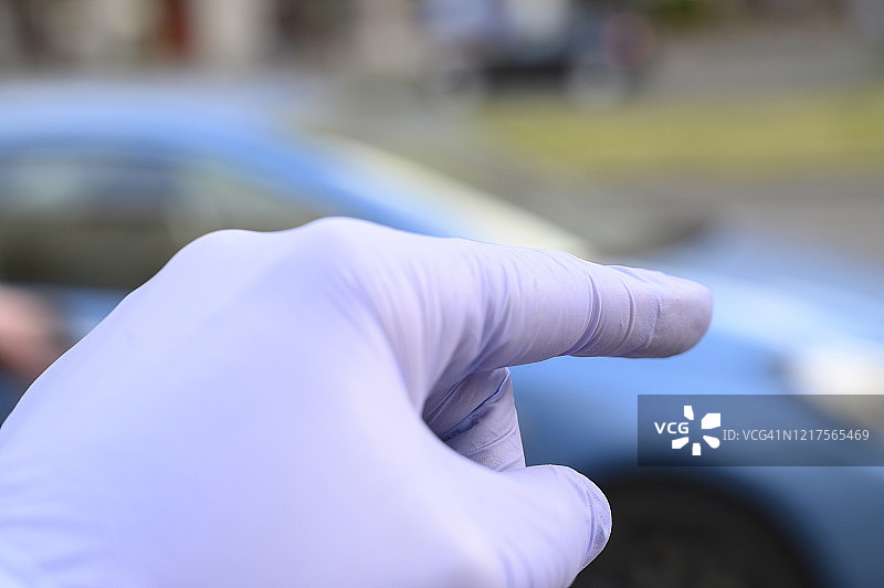 手持保护罩指向汽车，德国柏林图片素材