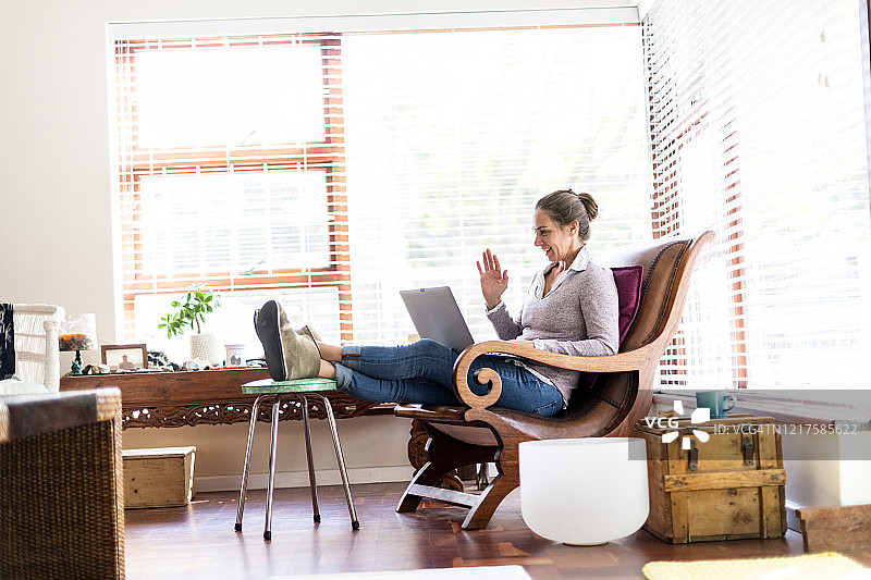 在视频会议上与同事打招呼的女人图片素材